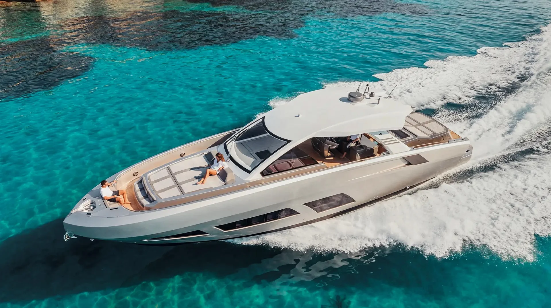 canados-gladiator-631-exterior-del-barco-en-navegacion