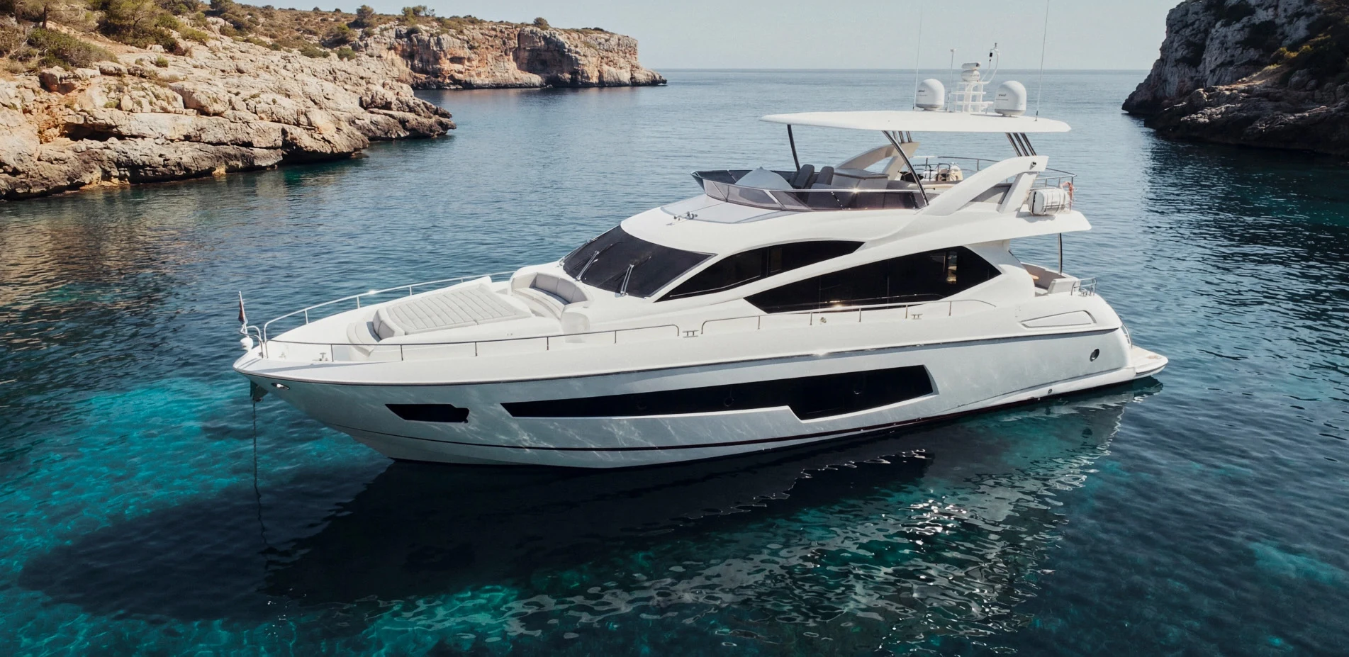 sunseeker-75-exterior-en-cala-mallorquina