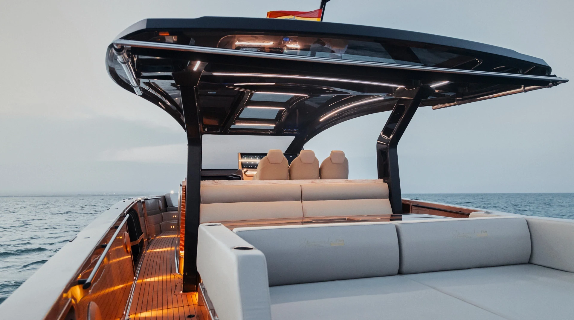 tesoro-t50-speciale-cubierta-walk-around-solarium