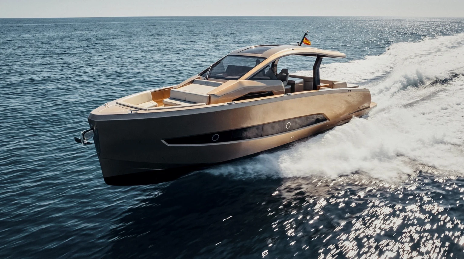 tesoro-t50-speciale-exterior-con-casco-dorado-en-navegacion