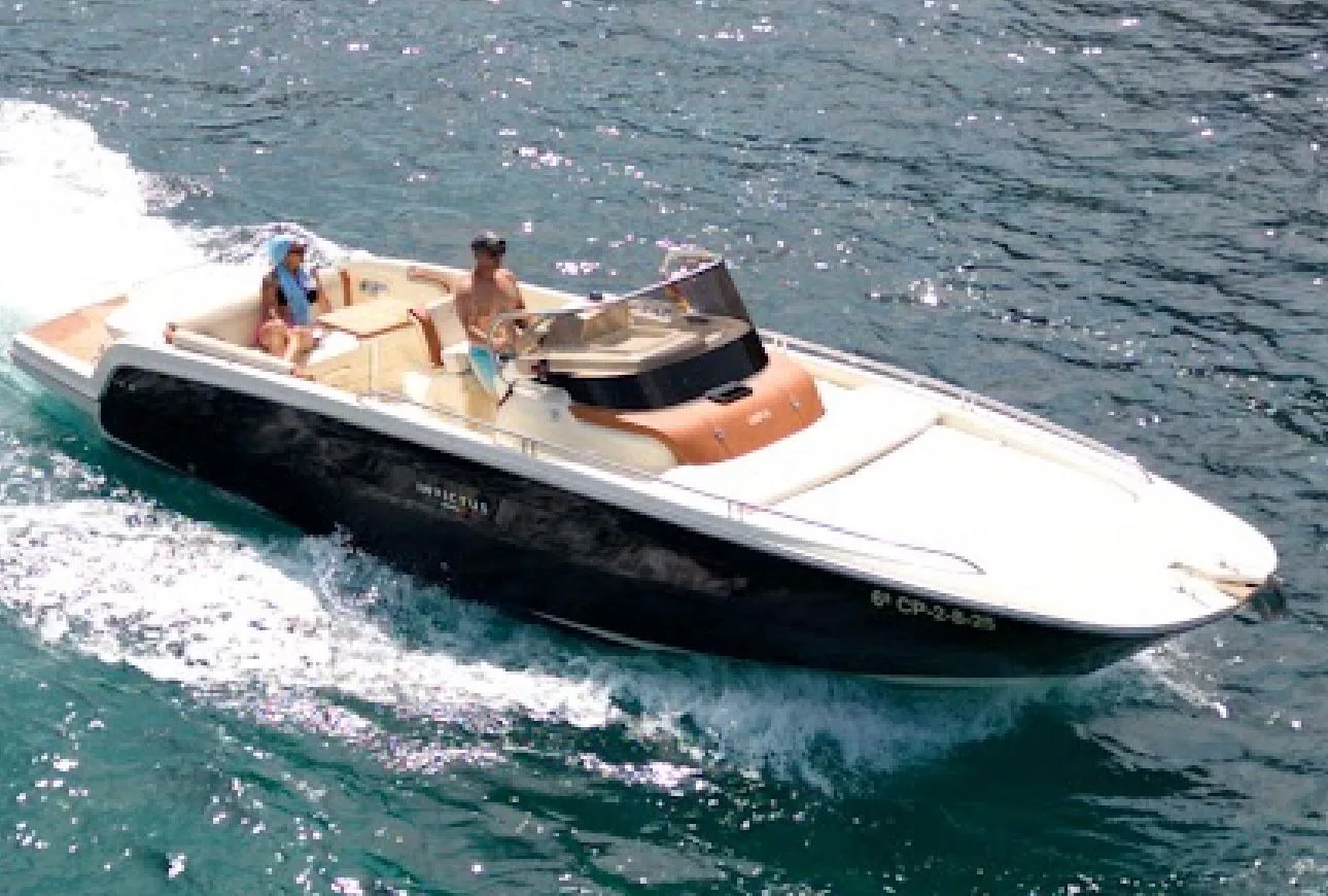 invictus-280-exterior-en-navegacion