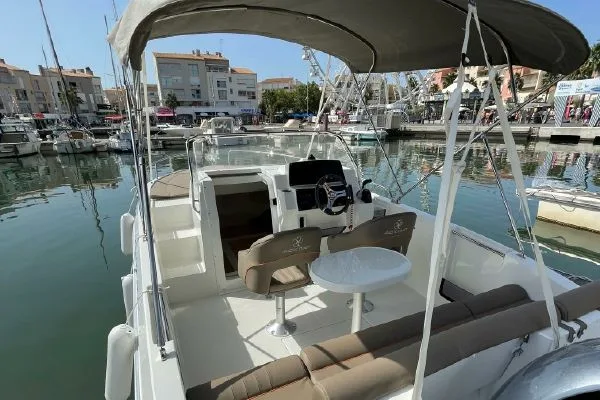 pacific-craft-630-sun-cruiser-exterior-con-toldo-desplegado