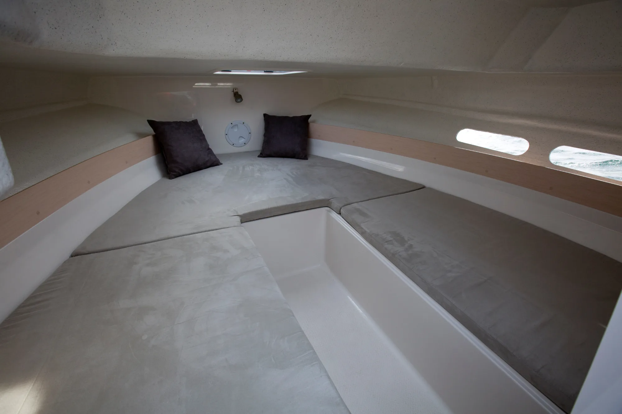 pacific-craft-630-sun-cruiser-zona-de-descanso-de-proa