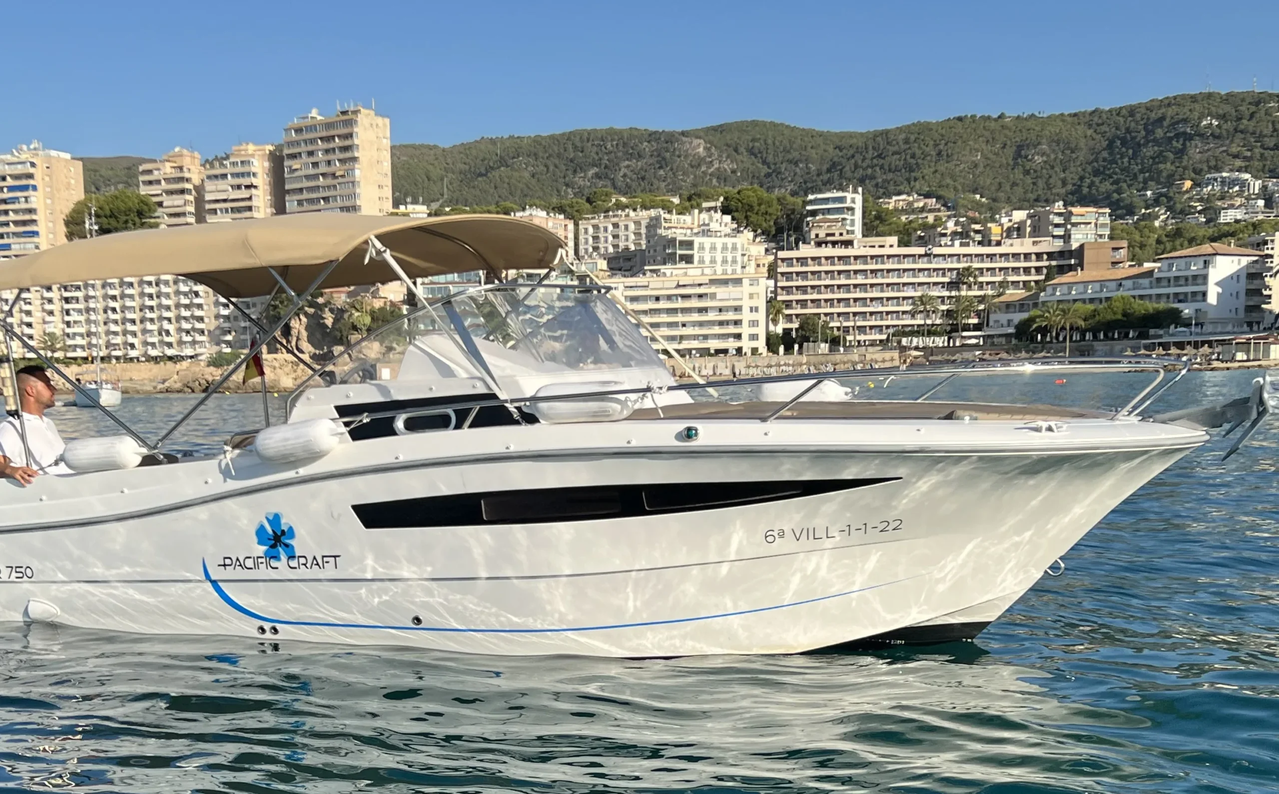 pacific-craft-750-sun-cruiser-exterior-junto-a-la-costa