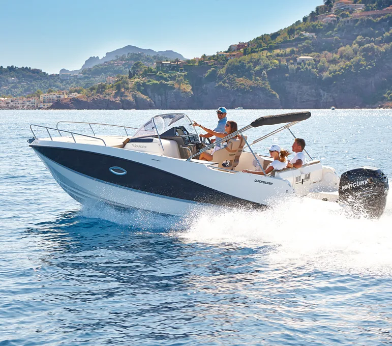 quicksilver-755-sundeck-exterior-cerca-de-la-costa