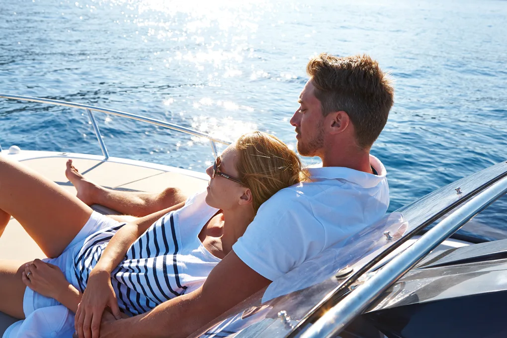 quicksilver-755-sundeck-pareja-en-proa
