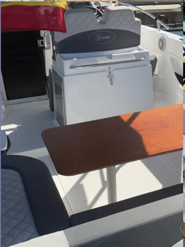 saver-795-wa-miss-paula-cockpit-con-nevera-y-mesa